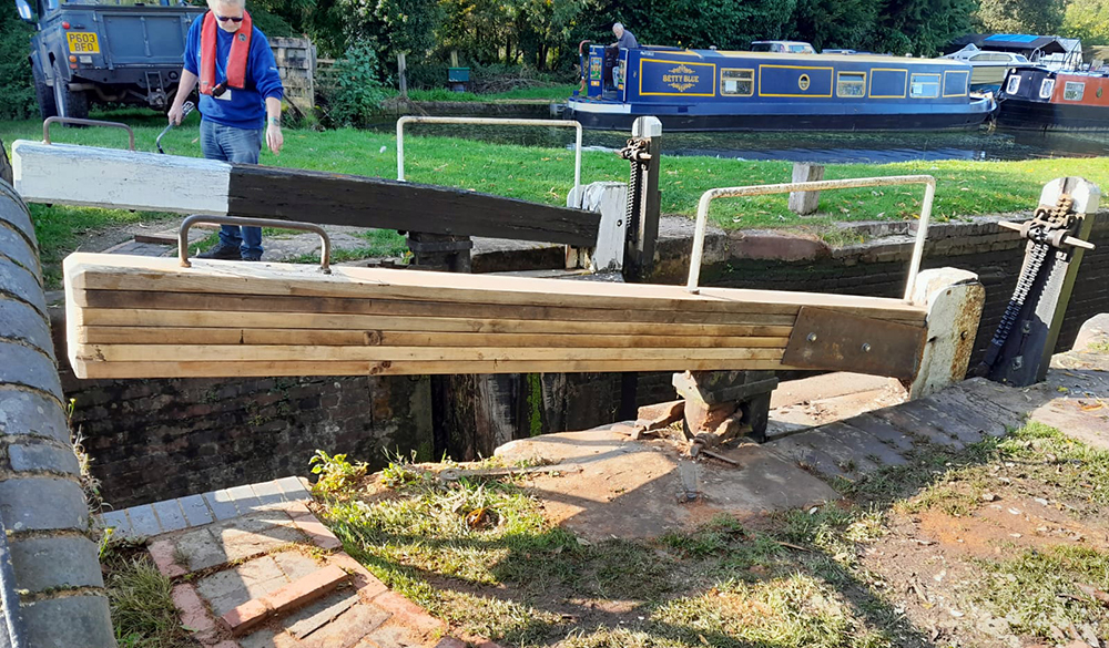 The fixed lock beam, made from glued layers of timber