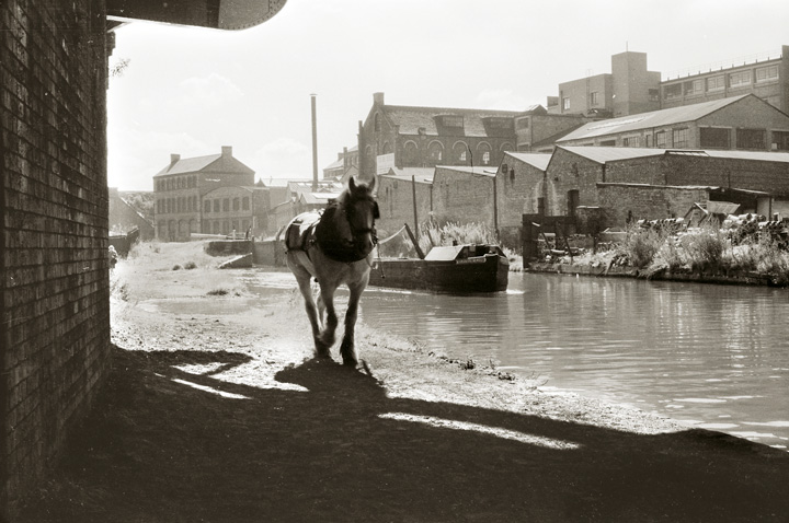 /editorial_images/page_images/featured_images/cuttings/canal_boat_horses/464-Horse-drawn-boat-Camp-Hill.jpg